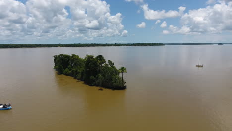 Drohnenflug-Um-Ein-Schiffswrack-In-Saint-Laurent-Du-Maroni.-Mana-Fluss-Guayana